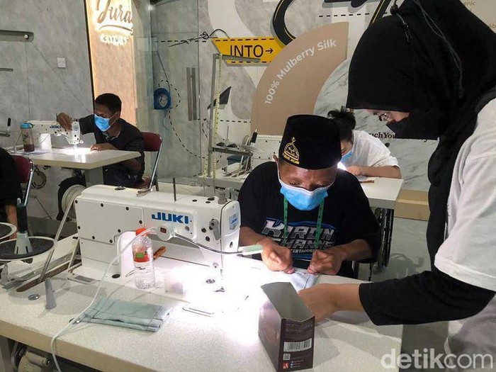 Penyandang disabilitas bekerja di Juragan 99 Garment. Penyandang disabilitas bekerja di Juragan 99 Garment.