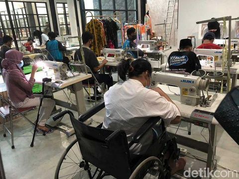 Penyandang disabilitas bekerja di Juragan 99 Garment.