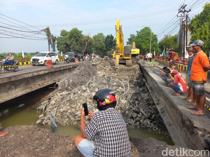 perbaikan jembatan ambles di lamongan