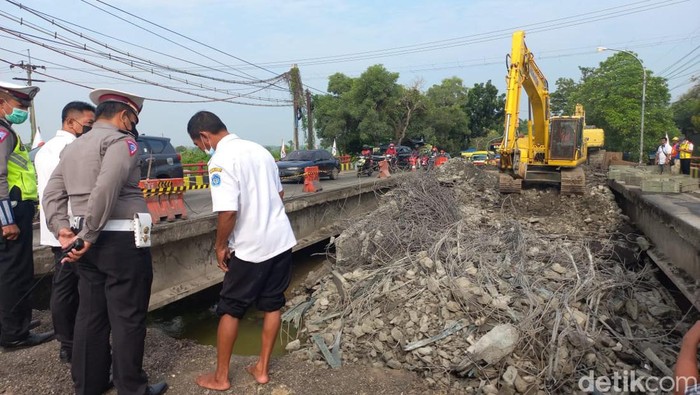 perbaikan jembatan ambles di lamongan