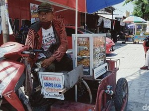 Mari Bantu Peri Pedagang Lumpia Disabilitas yang Tak Pernah Patah Semangat