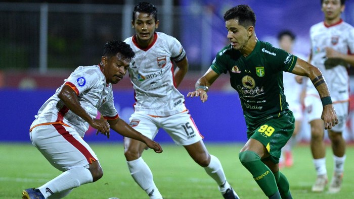 Pesepak bola Persebaya Surabaya Bruno Moreira Soares (kanan) berebut bola dengan pesepak bola Borneo FC Muhammad Rifad Marasabessy (kiri) saat pertandingan Liga 1 di Stadion I Gusti Ngurah Rai, Denpasar, Bali, Rabu (30/3/2022). ANTARA FOTO/Fikri Yusuf/aww.