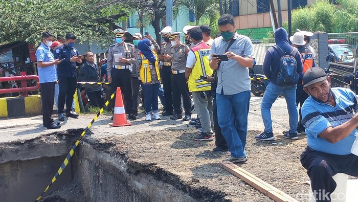 Personel Ditlantas Polda Jatim melakukan asistensi kepada Polres Lamongan terkait Jembatan Balun di Jalan Nasional Lamongan yang ambles.