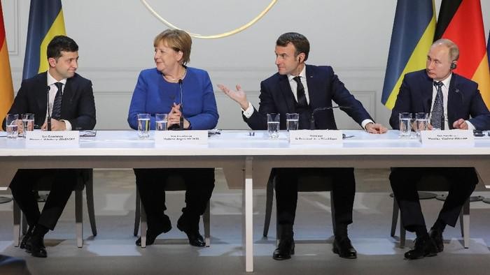 Pertemuan bersejarah antara Presiden Ukraina Volodymyr Zelensky dan Presiden Rusia Vladimir Putin yang dimediasi oleh Presiden Prancis Emmanuel Macron dan Kanselir Jerman Angela Merkel (Ludovic Marin/Pool via AP)