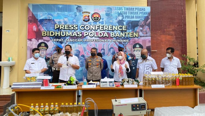 Polda Banten megungkap kecurangan distributor minyak goreng curah yang dikemas menjadi minyak goreng premium