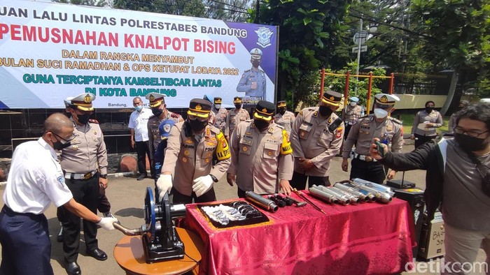 Polisi bakal menindak tegas pengendara motor yang menggunakan knalpot bising. Sepanjang tahun ini saja, sudah ada ribuan knalpot bising yang dicopot dari kendaraan roda dua.