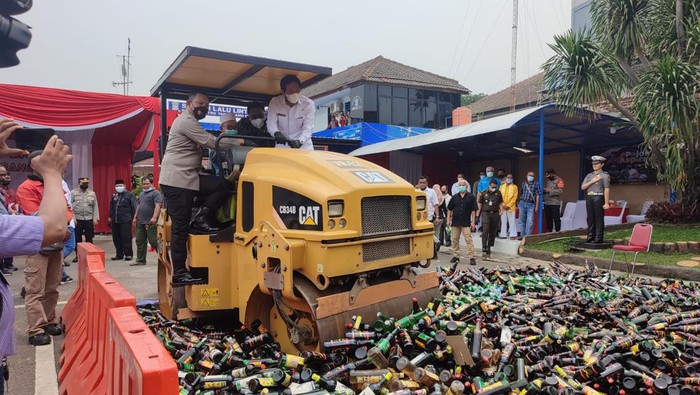 Polisi musnahkan ribuan botol miras dan narkoba jelang Ramadhan di Tangerang