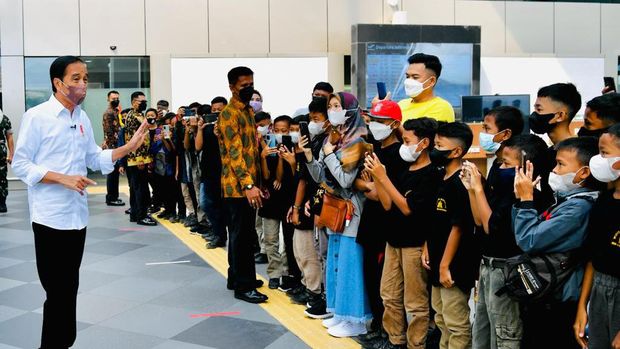 Presiden Joko Widodo (Jokowi) tiba di Bandara Internasional Yogyakarta (YIA), Kabupaten Kulon Progo. (Foto: Laily Rachev - Biro Pers Sekretariat Presiden)