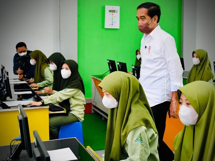 Presiden Joko Widodo mengunjungi Pondok Pesantren Asrama Peguruan Islam (API) Asri Syubbanul Wathon, Rabu (30/3/2022).