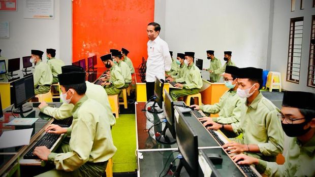 Presiden Joko Widodo meninjau langsung kegiatan di Pondok Pesantren Asrama Peguruan Islam (API) Asri Syubbanul Wathon, di Tegalrejo, Kabupaten Magelang, Provinsi Jawa Tengah, pada Rabu, 30 Maret 2022. (Foto: Laily Rachev - Biro Pers Sekretariat Presiden)
