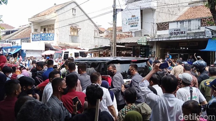 Presiden Jokowi mengunjungi Pasar Baledono Purworejo, Rabu (30/3/2022).