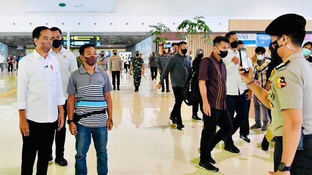 Presiden Jokowi tiba di YIA Kulon Progo dan menyapa penumpang, Rabu (30/3/2022).