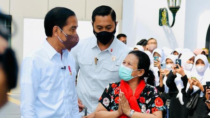 Presiden Jokowi tiba di YIA Kulon Progo dan menyapa penumpang, Rabu (30/3/2022).