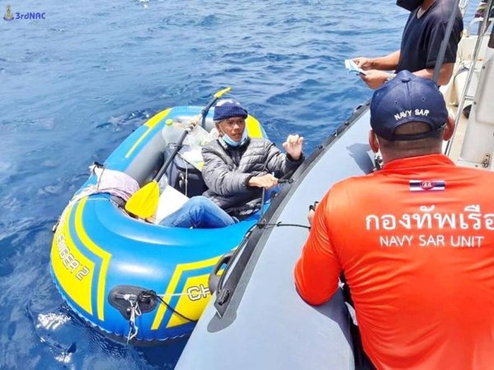 Pria Vietnam mendayung perahu untuk bertemu istri