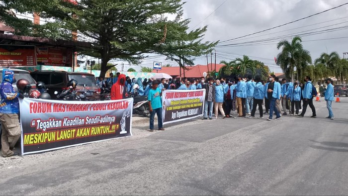 Puluhan Mahasiswa Datangi PN Pekanbaru Kawal Vonis Dekan FISIP Unri