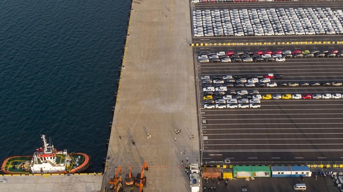 Ribuan Mobil Akan Diekspor dari Pelabuhan Patimban Foto udara mobil-mobil yang akan diekspor di Terminal Kendaraan Pelabuhan Patimban, Subang, Jawa Barat, Selasa (29/3/2022). Presiden Joko Widodo menunjukkan optimistis Indonesia dapat mengekspor 180 ribu mobil sepanjang 2022 dari Pelabuhan Patimban, Subang, Jawa Barat. ANTARA FOTO/M Ibnu Chazar/foc.