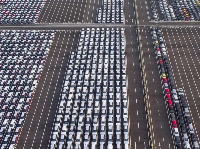 Foto udara mobil-mobil yang akan diekspor di Terminal Kendaraan Pelabuhan Patimban, Subang, Jawa Barat, Selasa (29/3/2022). Presiden Joko Widodo menunjukkan optimistis Indonesia dapat mengekspor 180 ribu mobil sepanjang 2022 dari Pelabuhan Patimban, Subang, Jawa Barat. ANTARA FOTO/M Ibnu Chazar/foc.