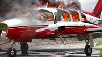 Demo berlangsung ricuh dan cenderung brutal saat pendemo membakar pesawat kecil milik Agape Flights. (AP Photo/John Cadafy Noel)  