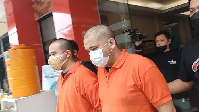 Roby Geisha dan asistennya dibawa ke BNNK Jaksel untuk asesmen rehabilitasi narkoba