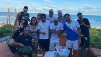 Keseruan Ronaldinho saat pesta dan menikmati wine dan sampanye juga terlihat pada momen ini. Ditemani dengan suasana nyaman di pinggir pantai. Foto: Instagram @ronaldinho