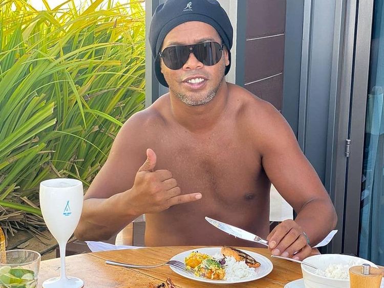 Pose Keren Ronaldinho saat Menikmati Aneka Seafood Segar