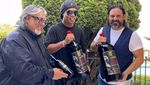 Pose Keren Ronaldinho saat Menikmati Aneka Seafood Segar
