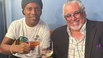Pose Keren Ronaldinho saat Menikmati Aneka Seafood Segar