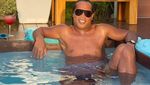 Pose Keren Ronaldinho saat Menikmati Aneka Seafood Segar