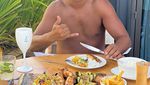 Pose Keren Ronaldinho saat Menikmati Aneka Seafood Segar