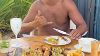 Di unggahan Instagramnya, Ronaldinho juga sering membagikan momen saat kulineran. Salah satunya ada momen saat menikmati seafood. Foto: Instagram @ronaldinho