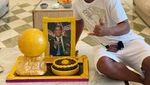 Pose Keren Ronaldinho saat Menikmati Aneka Seafood Segar