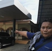 Tak hanya itu, terdapat pula sebuah masjid yang secara khusus didirikan oleh ayahnya yang dijuluki raja bus Kudus itu. Masjid tersebut dinamai Nurul Huda. (Foto: YouTube/PO Haryanto Official)