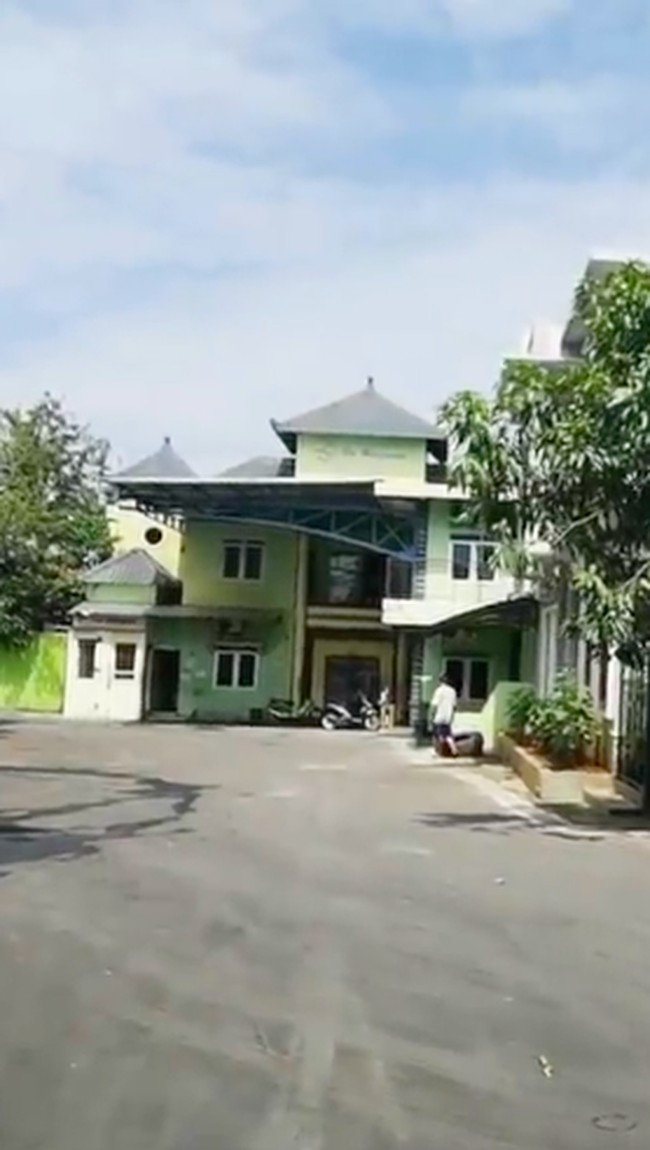 Salah satu bangunan di sekitaran garasi. Dulunya, tempat tersebut adalah kantor PO Haryanto. (Foto: YouTube/PO Haryanto Official)