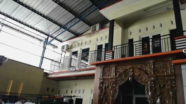 Di dalam garasi terdapat kantor dengan pintu utama yang terbuat dari kayu berukiran klasik. (Foto: YouTube/PO Haryanto Official)