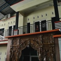 Di dalam garasi terdapat kantor dengan pintu utama yang terbuat dari kayu berukiran klasik. (Foto: YouTube/PO Haryanto Official)