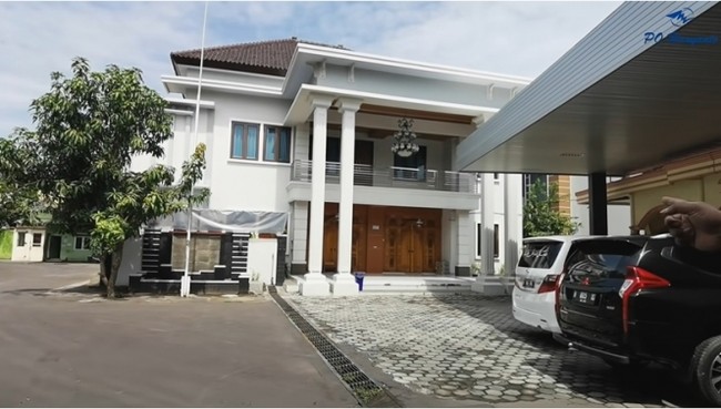 Saking luasnya, garasi bisa diisi sampai rumah berukuran yang besar. Rumah tersebut ditempati anak-anak Haryanto. (Foto: YouTube/PO Haryanto Official)