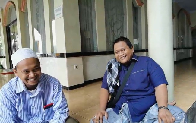 Bagaian depan masjid dilengakpi teras atau serambi yang cukup luas. Serambi masjid bisa buat penumpang yang ingin beristirahat sejenak kalau datang malam-malam, katanya. (Foto: YouTube/PO Haryanto Official)