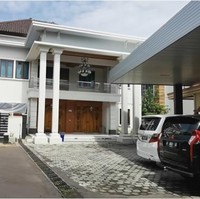 Saking luasnya, garasi bisa diisi sampai rumah berukuran yang besar. Rumah tersebut ditempati anak-anak Haryanto. (Foto: YouTube/PO Haryanto Official)