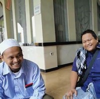 Bagaian depan masjid dilengakpi teras atau serambi yang cukup luas. Serambi masjid bisa buat penumpang yang ingin beristirahat sejenak kalau datang malam-malam, katanya. (Foto: YouTube/PO Haryanto Official)