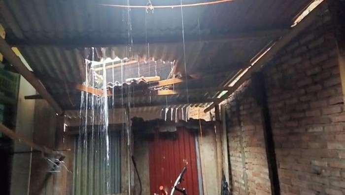 Rumah rusak akibat hujan es banjarnegara Atap rumah warga di Banjarnegara berlubang usai diguyur hujan es, Rabu (30/3/2022).