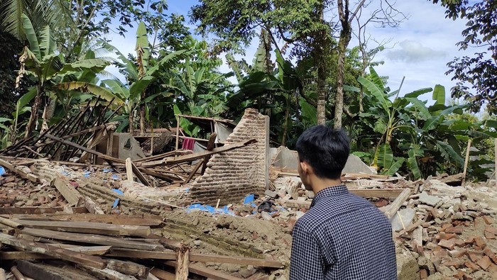 Rumah rusak akibat pergerakan tanah di Kampung Cihuni, Desa Curugpanjang, Kecamatan Cikulur, Lebak. (Fathul Rizkoh/detikcom)