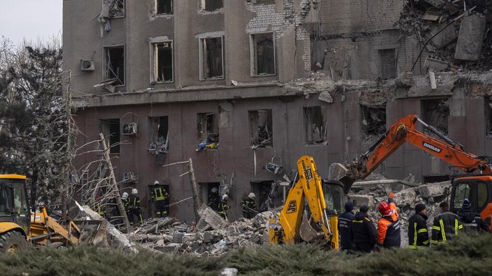 Gedung pemerintah daerah Mykolaiv, Ukraina, hancur diserang Rusia. Tak hanya merusak bangunan, sejumlah orang pun dilaporkan tewas imbas serangan tersebut.
