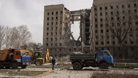 Serangan udara Rusia ke kawasan Mykolaiv pun menghancurkan gedung pemerintah daerah di sana.  
