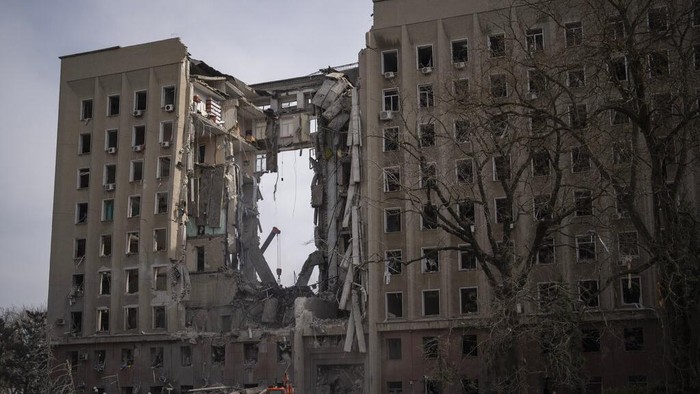 Gedung pemerintah daerah Mykolaiv, Ukraina, hancur diserang Rusia. Tak hanya merusak bangunan, sejumlah orang pun dilaporkan tewas imbas serangan tersebut.