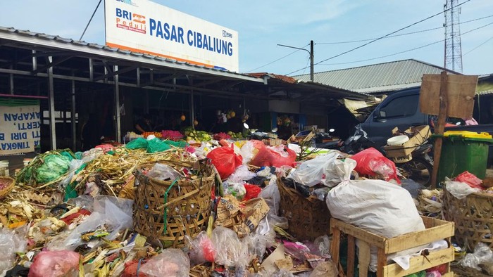 Sampah numpuk di Pasar Cibaliung (Aris-detikcom)