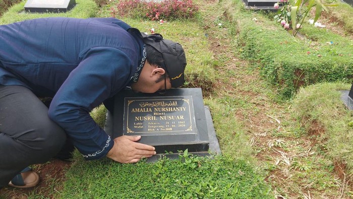 Sandy Tumiwa ziarah ke makam ibunda