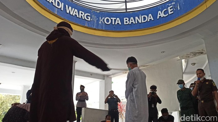 Sejoli di Aceh dihukum cambuk gegara mesum dalam kosan