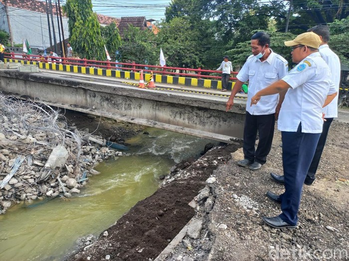Sejumlah petugas PDAM mendatangi lokasi Jembatan Balun Lamongan yang ambles untuk memperbaiki pipa PDAM yang bocor imbas perbaikan jembatan.