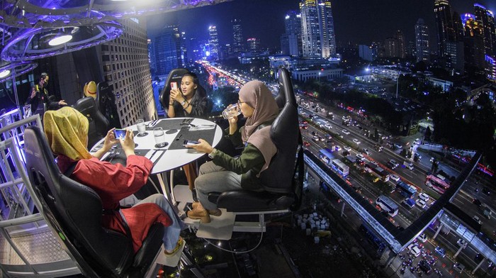 Pramusaji menghidangkan makanan dari ketinggian di Lounge in the Sky Indonesia di Jakarta, Selasa (29/3/2022). Destinasi wisata baru yang menawarkan sensasi menyantap hidangan dari ketinggian 50 meter dengan panorama Ibu Kota tersebut dapat dinikmati mulai dari harga Rp1,6 juta hingga Rp3,7 juta per orang. ANTARA FOTO/Sigid Kurniawan/foc.