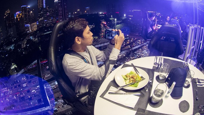 Pramusaji menghidangkan makanan dari ketinggian di Lounge in the Sky Indonesia di Jakarta, Selasa (29/3/2022). Destinasi wisata baru yang menawarkan sensasi menyantap hidangan dari ketinggian 50 meter dengan panorama Ibu Kota tersebut dapat dinikmati mulai dari harga Rp1,6 juta hingga Rp3,7 juta per orang. ANTARA FOTO/Sigid Kurniawan/foc.